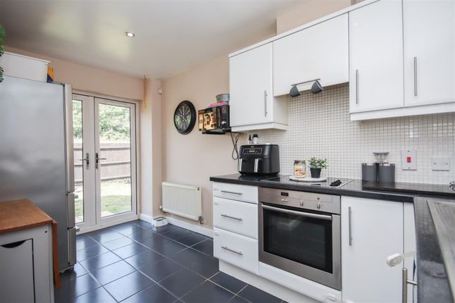 21, Vicarage Road, Rushden photo 4