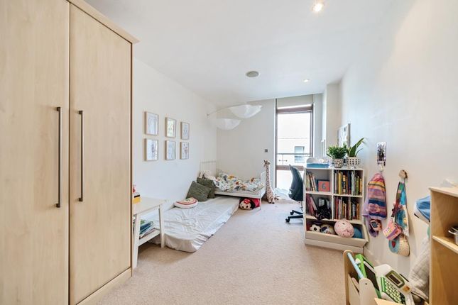 Flat for sale in Pulse Apartments, London