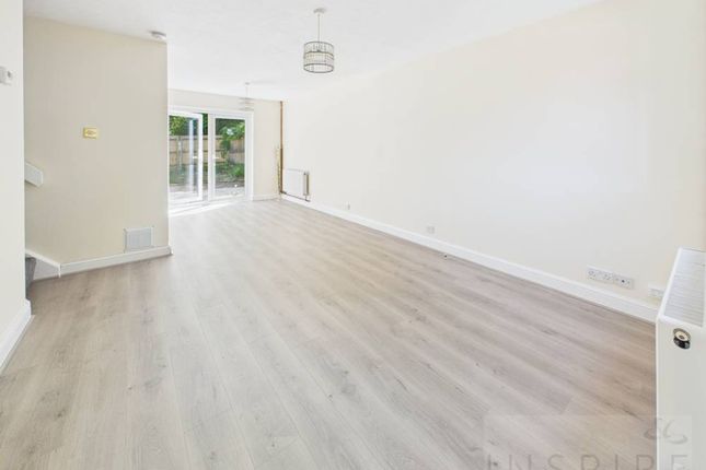 8 Coronet Close, Crawley photo 2