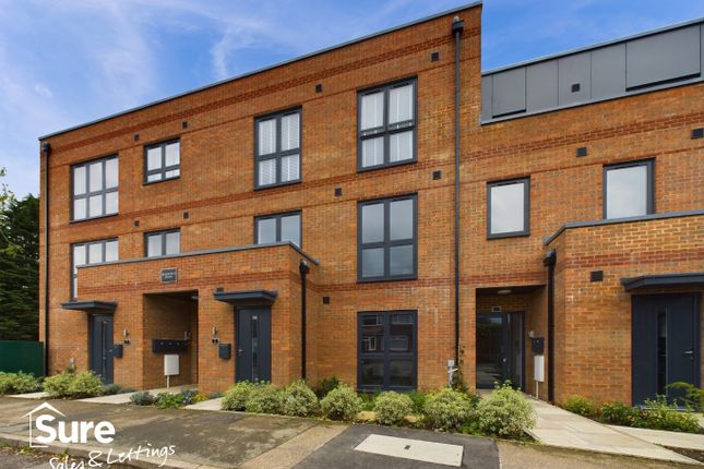 Thumbnail Flat for sale in Epping Green, Hemel Hempstead, Hertfordshire