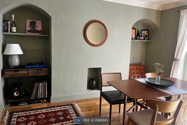 Lower Flat  Mount Pleasant Road, London photo 4