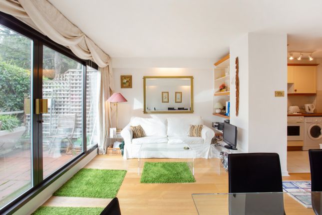 Thumbnail Flat for sale in Kendal Steps, St George's Fields, London