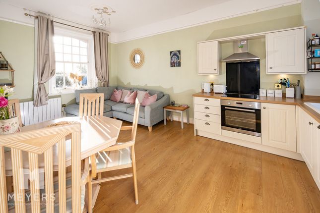 Flat 8 Barton Hall Court, Bartons Road, Fordingbridge photo 2