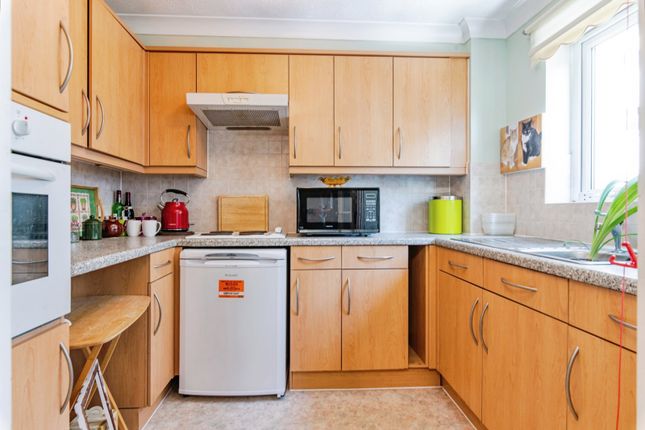 Flat 21, Bentley Court,, Whitburn Road, London photo 4