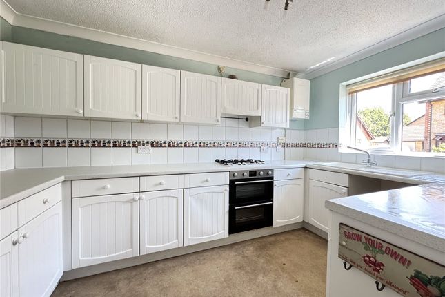 8, Yerville Gardens, Lymington photo 3