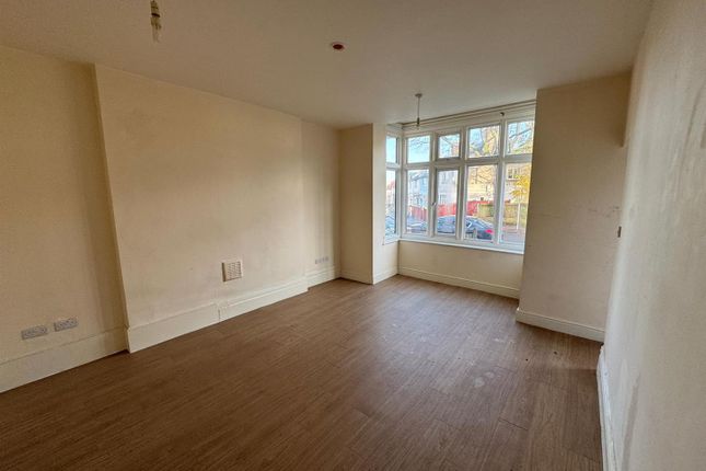 Front Ground Floor Flat, 21, Parkgate Road, Wallington photo 2
