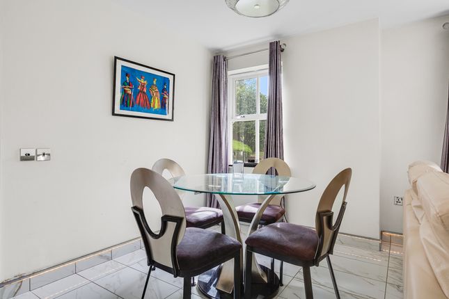 Flat to rent in Belvedere Place, London
