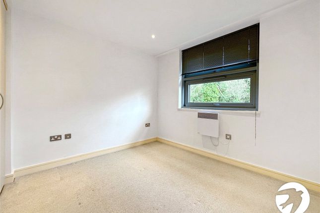 Flat to rent in Barrier Road, Chatham, Kent