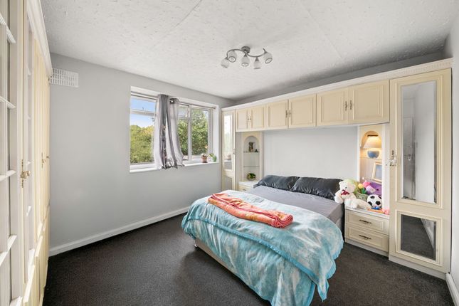53, Bournemead Avenue, Northolt photo 4