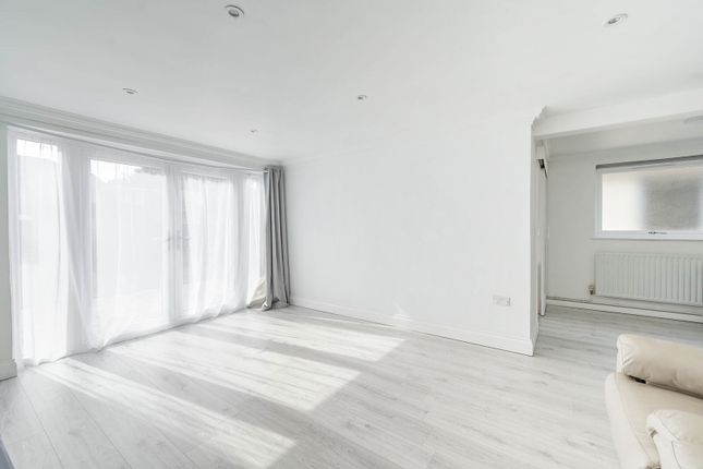 Acacia Avenue, Ruislip photo 3