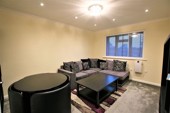 12, Colnbrook Court, Colnbrook photo 2