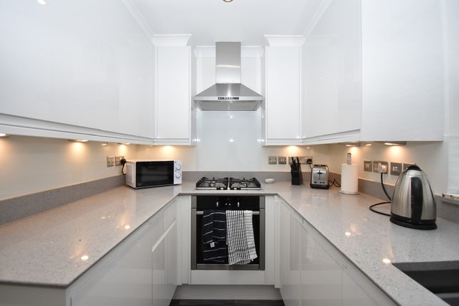Flat Flat F, 26, Redan Place, London photo 4
