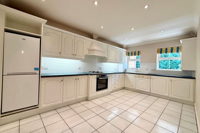 Flat 9, Grove Park 3 Wilderton Road West, Branksome Park photo 3