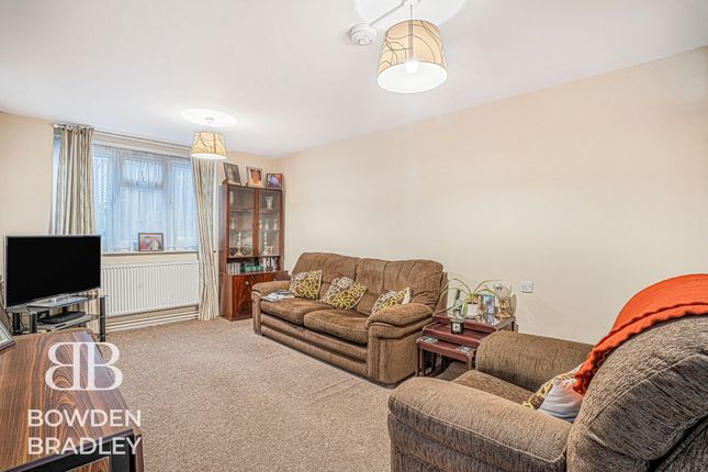 41 Kielder Close, Hainault photo 3