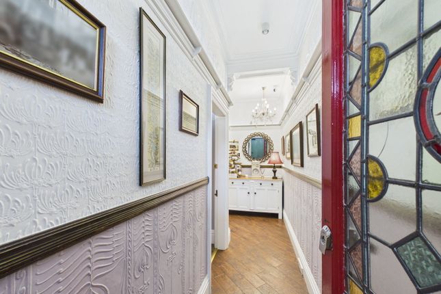 4, Ocean Road, Whitby photo 2
