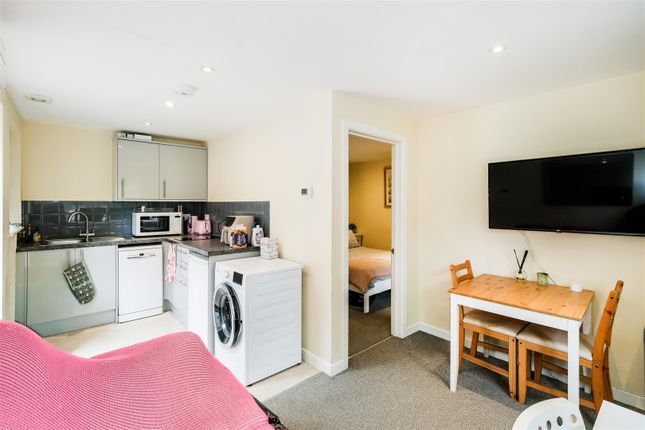 16, Harts Grove, Woodford Green photo 4