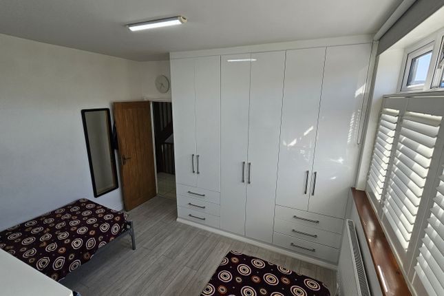 106 Streatham Vale, London photo 4