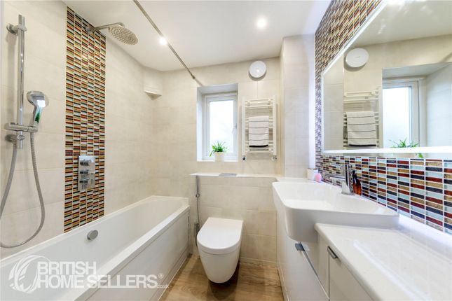 Flat for sale in Barney Close, London