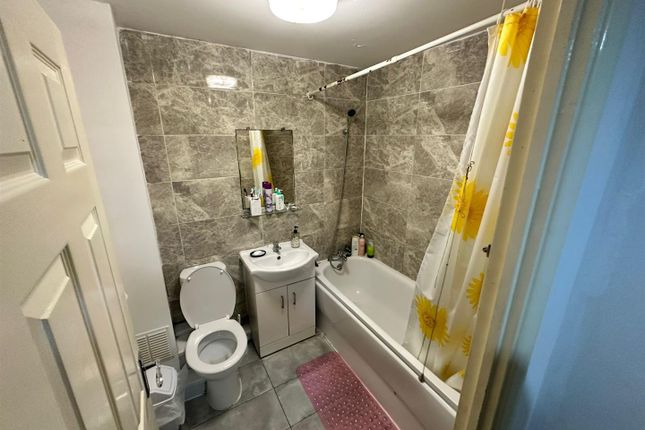 Flat for sale in Express Drive, Goodmayes