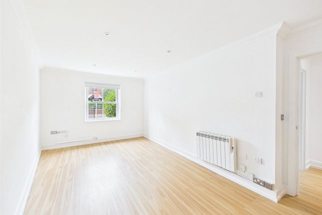 Flat 4,, Kyle House, Hampton photo 3
