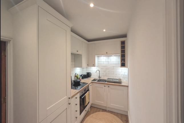 Flat 4, 140, Maybury Road, Woking photo 3