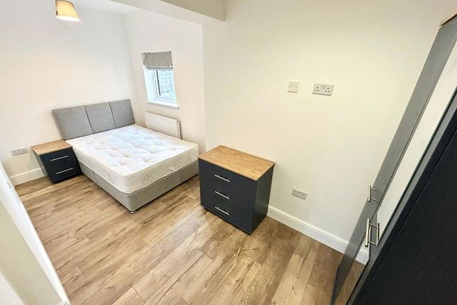 Thumbnail Room to rent in Deerbarn Road, Guildford