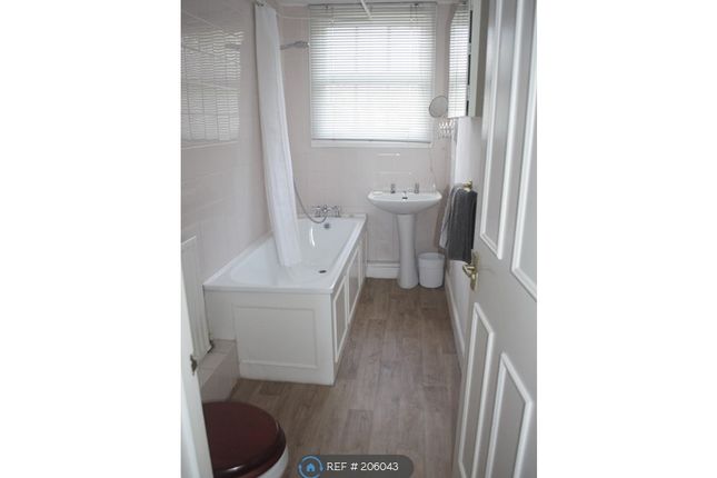 Flat to rent in Albert Square, London