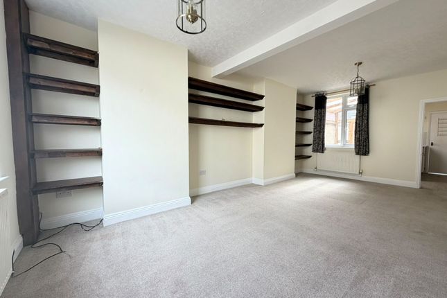 8 Melbourne Street West, Gloucester photo 4