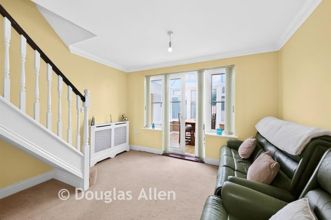 2, Willow Tree Close, Abridge photo 4