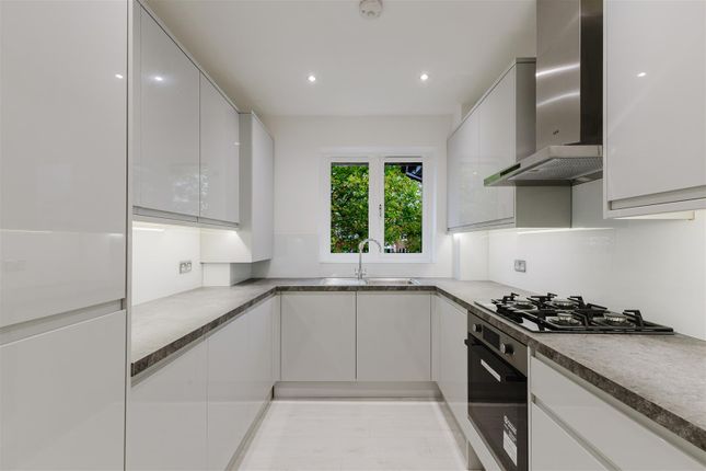 Flat 13 Kevere Court, Kewferry Drive, Northwood photo 2