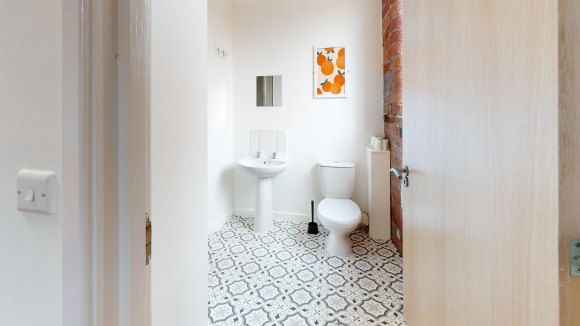 Flat-1-52-Braunstone-Gate-Bathroom 1