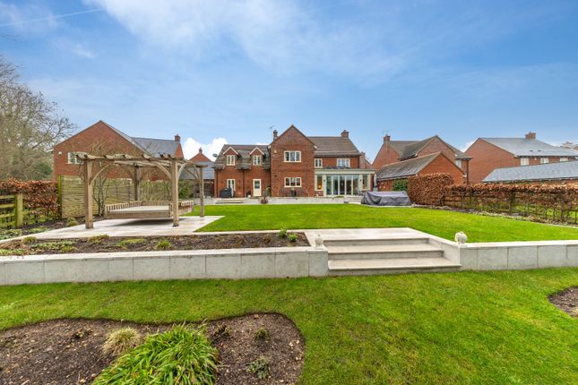 9 Bell Farm Close, Studham, Bedfordshire photo 3