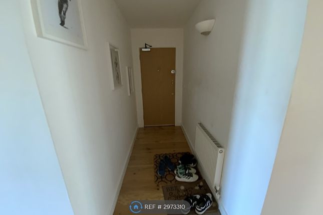 Flat, Tideham House Merbury Close, London photo 4