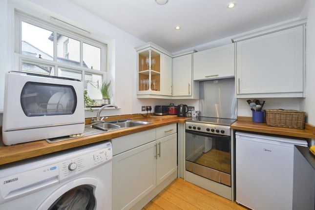 5, Pheasant Close, Godalming photo 3