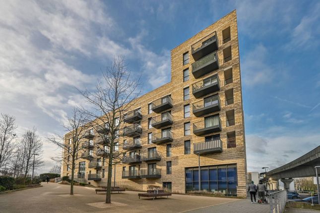 Thumbnail Flat to rent in Kingfisher Heights, Royal Docks, London