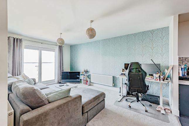 Flat 8, Parkham House, Reynolds Avenue, Redhill photo 4