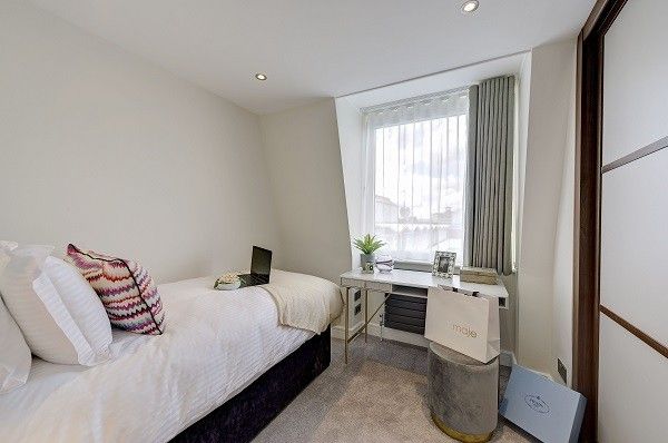 Duplex to rent in Ebury Street, London