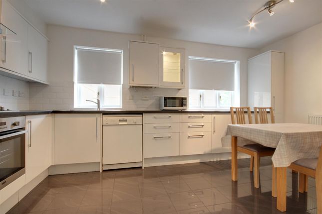 9, Highlands Avenue, London photo 5