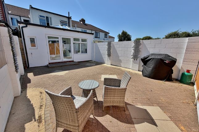 17, Marina Grove, Portchester photo 2
