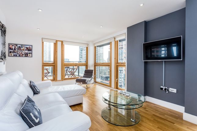 Flat to rent in Mastmaker Road, London