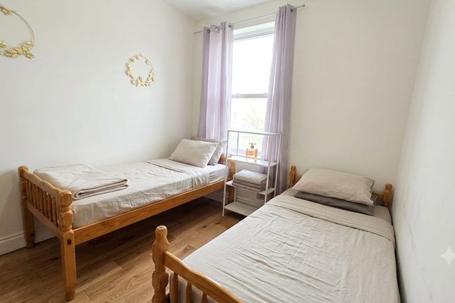 116 Upton Lane, London photo 4
