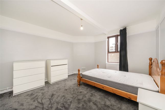 Flat to rent in Kintyre Court, 41 New Park Road, London