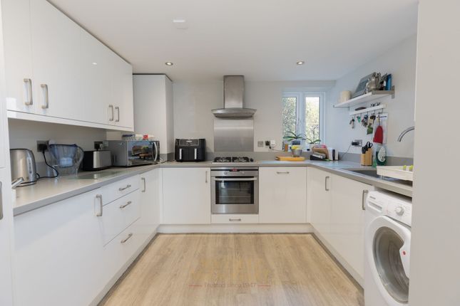 9 St. Francis Gardens, Crawley photo 2