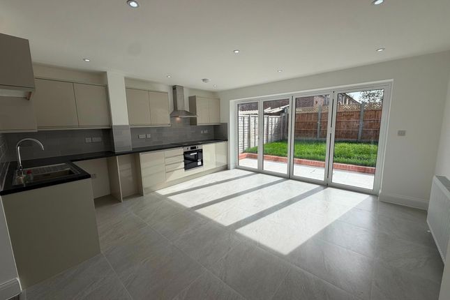 14A Wednesbury Gardens, Romford photo 5