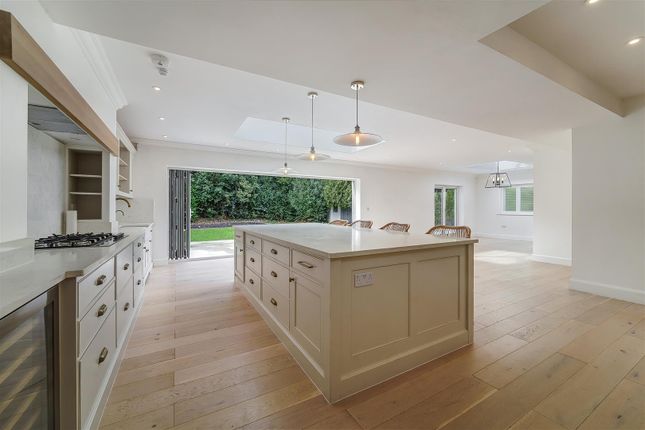 11, Fiddicroft Avenue, Banstead photo 2