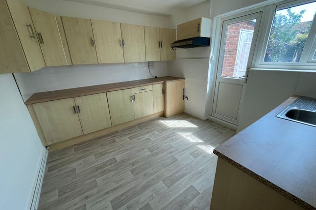 21, Oriel Avenue, GREAT YARMOUTH photo 3