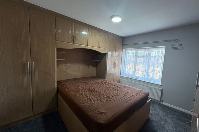 76, Rowan Road, West Drayton photo 3