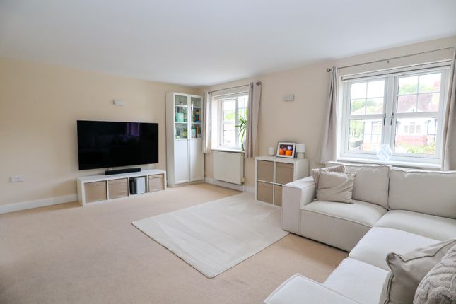 Flat 3, 183, Chipstead Valley Road, Coulsdon photo 3