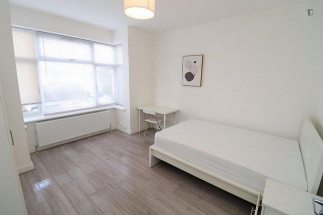 Thumbnail Room to rent in Victoria Avenue, Hounslow