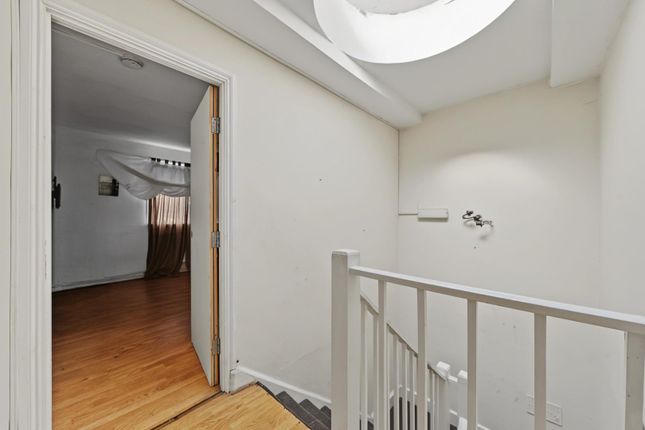 60B, Cricklewood Broadway, London photo 4